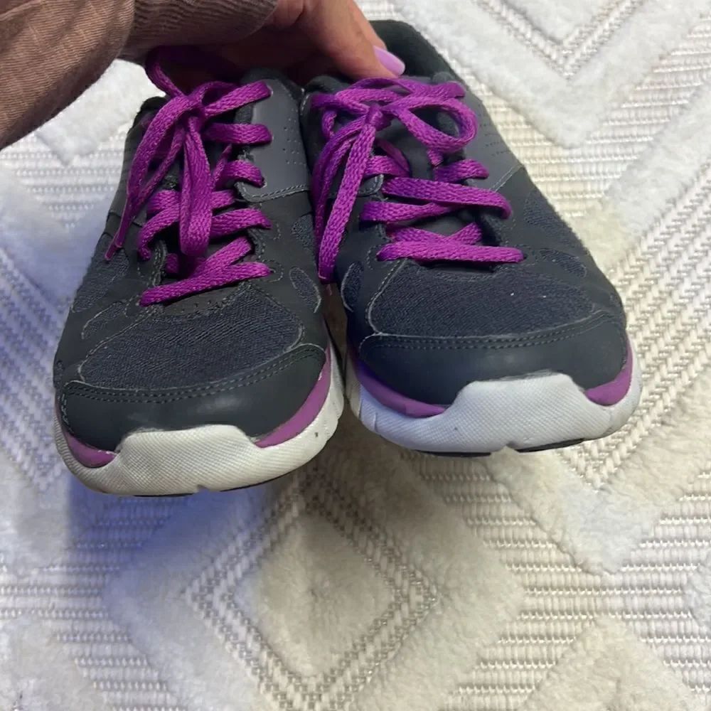 NIKE Tennis Shoes - Picture 7 of 9